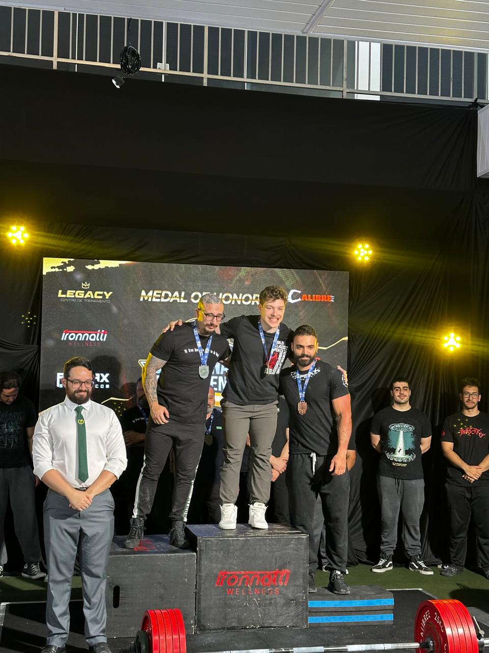 Mateus Henrique no pódio de uma competição de powerlifting