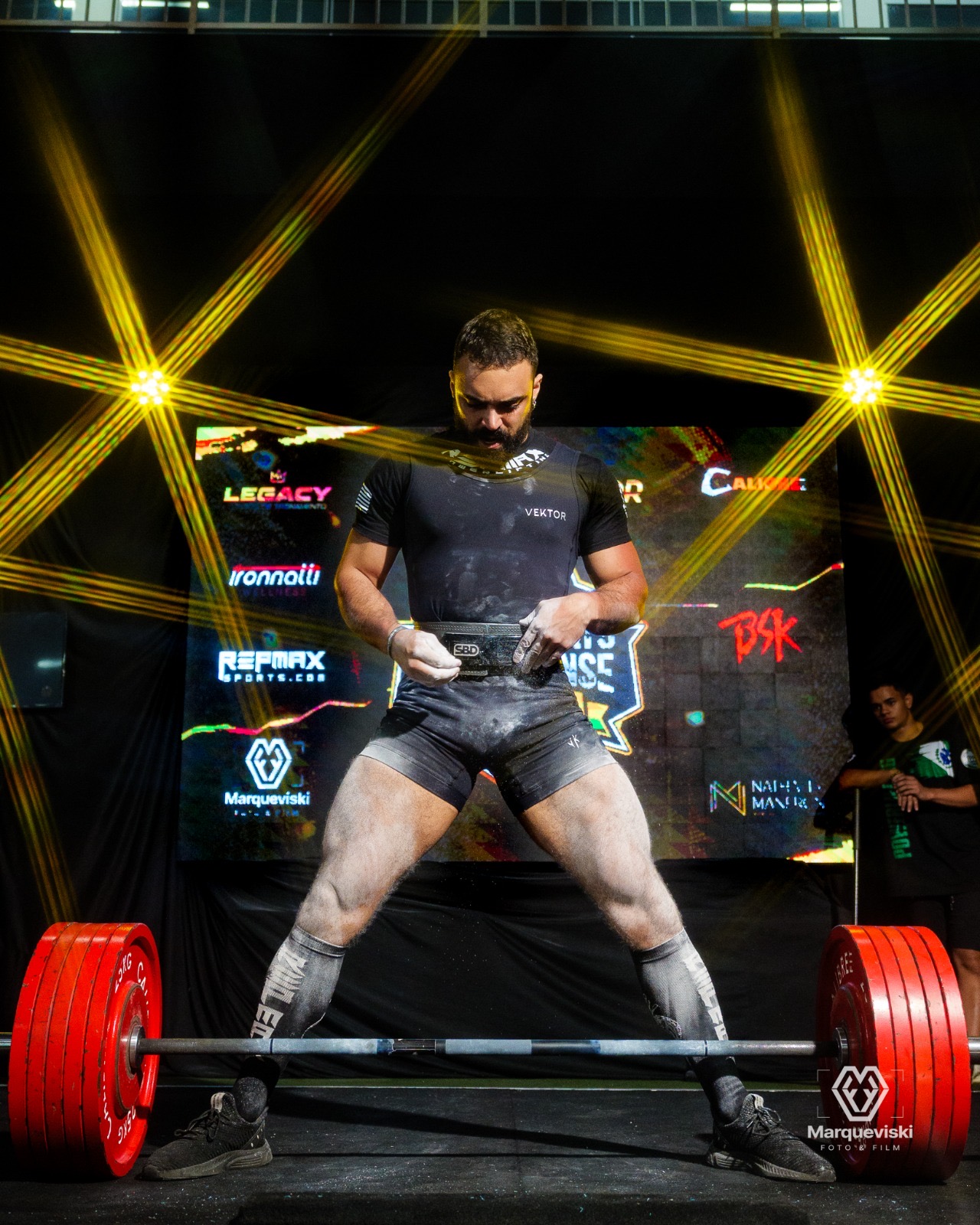 Mateus se preparando para o levantamento terra em competição